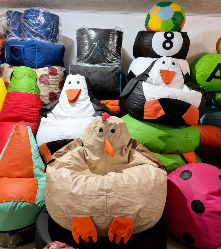 Showroom Mundo Puff com diversos modelos de puffs